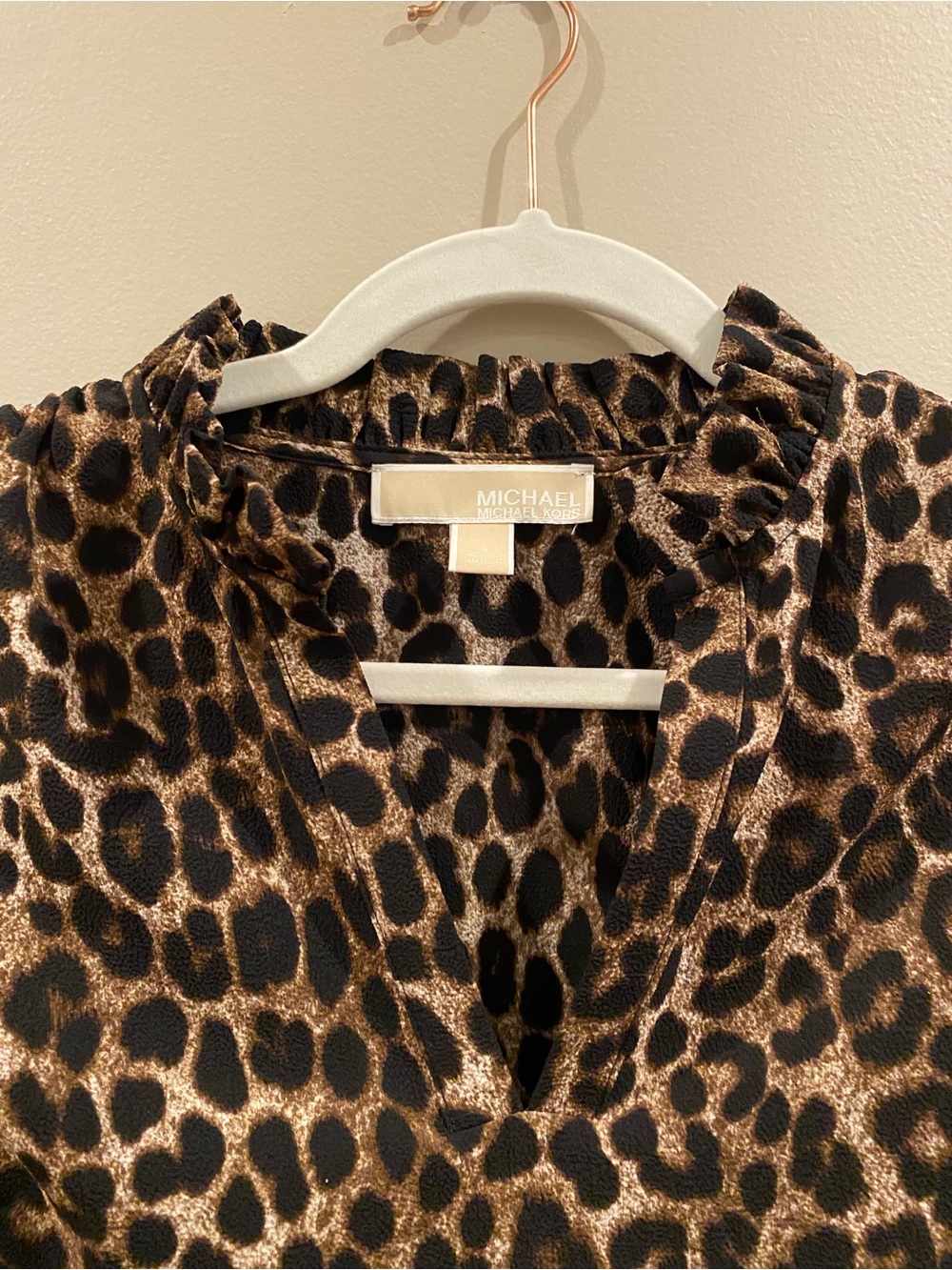 Michael Kors Leopard Print V-Neck Blouse with Tiered Bell Sleeves. Size Small - Picture 5 of 6